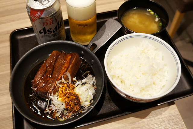 【厚切り豚角煮定食】巷の話題に素直にのってみたら最高の夜を過ごせた「吉野家」に感謝:パリッコ『今週のハマりめし』第258回